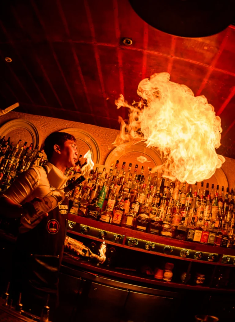 revolucion-cocktail-bar-bangkok-silom-party-10